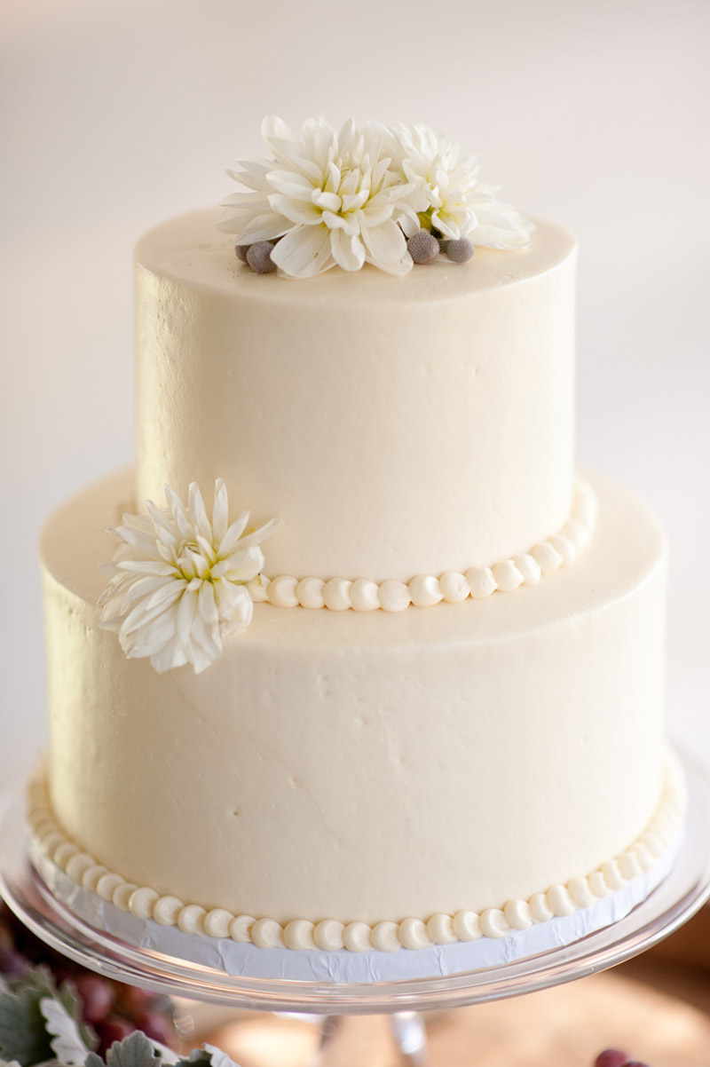 White wedding cakes - Modern Wedding